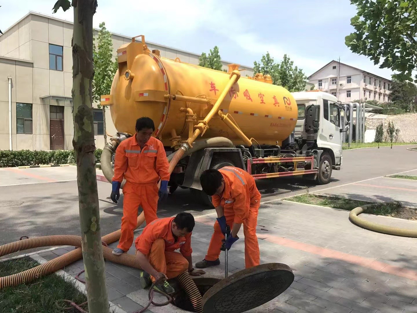 雅星镇管道疏通车停在窨井附近