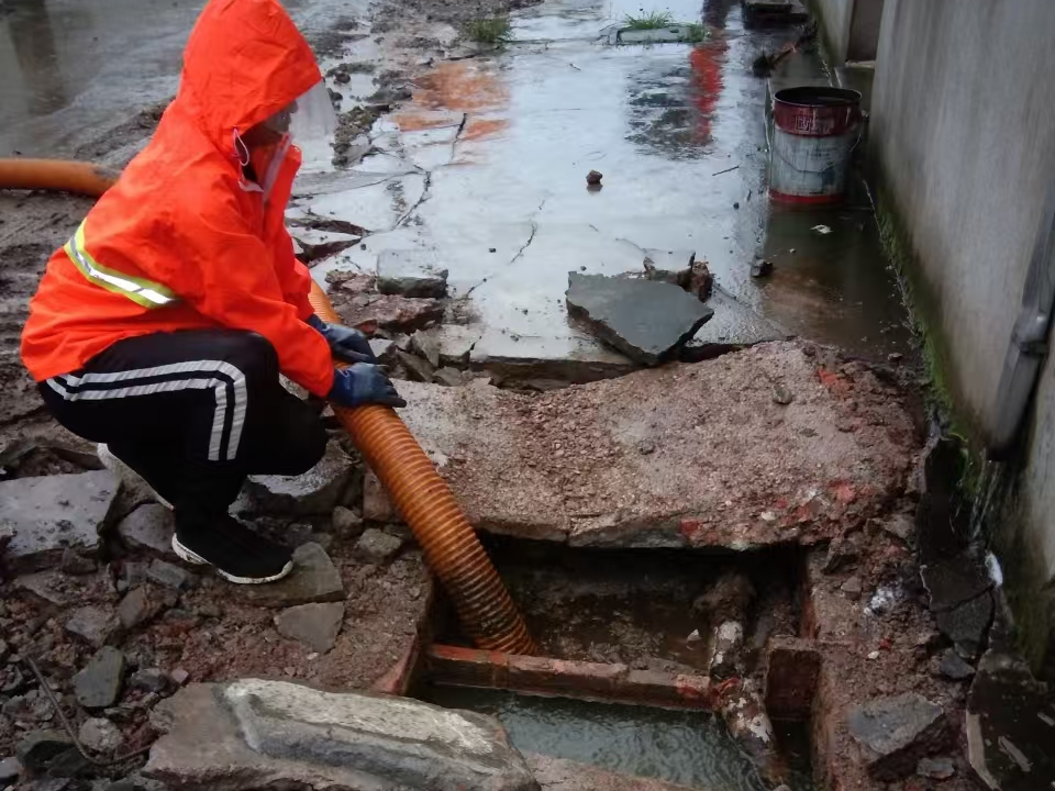 雅星镇专业清理污水池 炜誉市政以规范流程守护城市 “肠道”